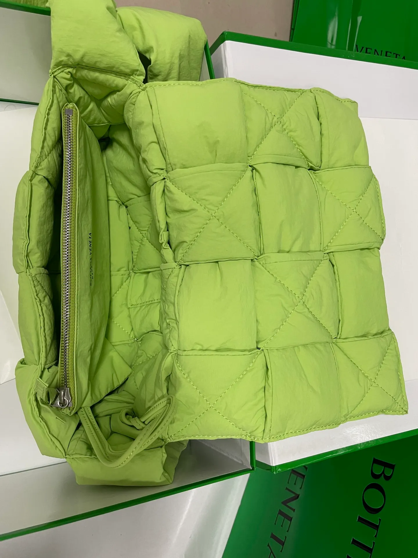 #𝐂𝐀𝐒𝐒𝐄𝐓𝐓𝐄 Nylon tofu tofu bag This Cassette is so cute, its cute appearance does not affect its practicality and the capacity is good! The fabric is low-key and very textured, suitable for daily wear with casual wear. The cross-woven design of the wide cloth is really stunning. The bag has a puffy shape and feels like a piece of tofu. It can be worn on one shoulder, cross-body or as a waist bag. You can also adjust the shoulder strap to the size of the bag under the armpit, so you can have it all! S30x15cm【8951#】